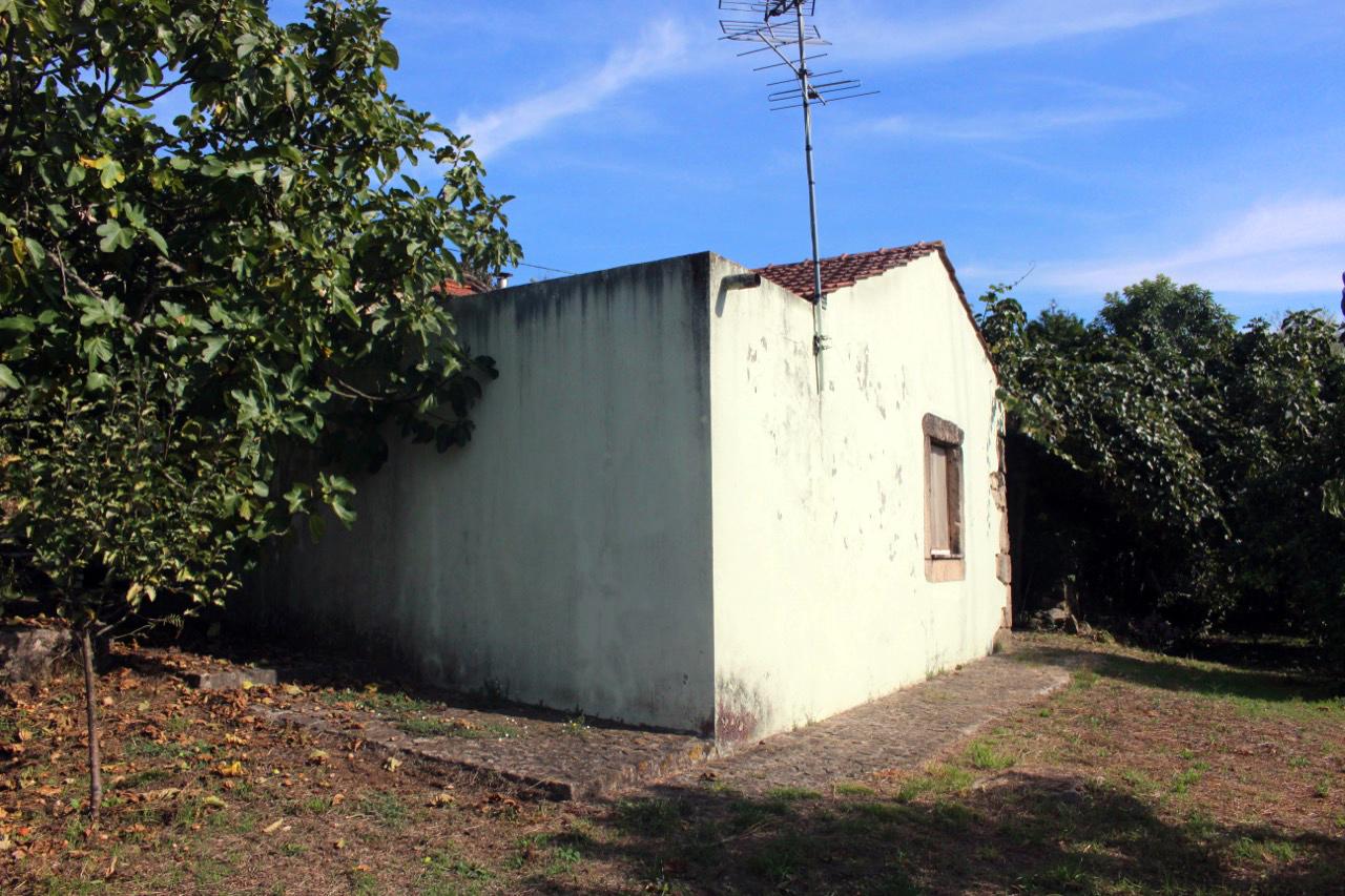 Quintinha com 2 moradias em pedra