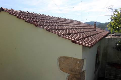 Quintinha com 2 moradias em pedra