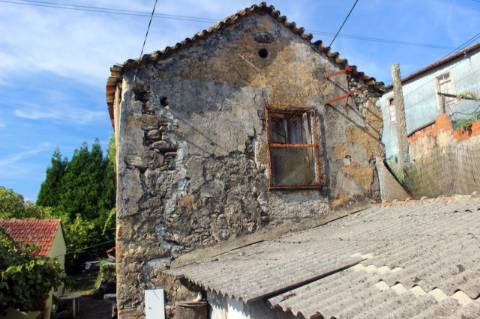 Quintinha com 2 moradias em pedra