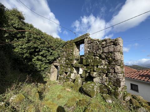 Conjunto de 3 moradias - Rio de Moinhos