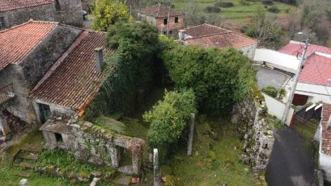 Conjunto de 3 moradias - Rio de Moinhos