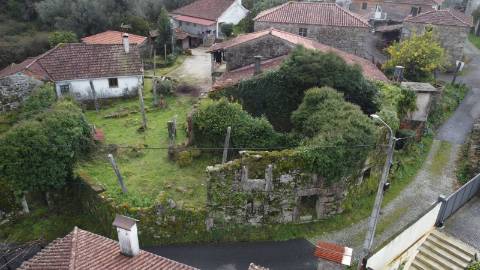 Conjunto de 3 moradias - Rio de Moinhos