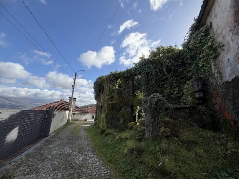 Conjunto de 3 moradias - Rio de Moinhos