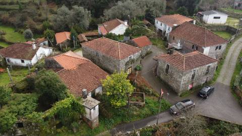 Conjunto de 3 moradias - Rio de Moinhos