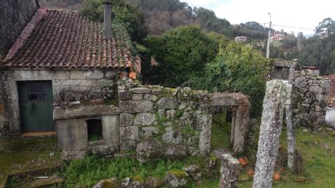 Conjunto de 3 moradias - Rio de Moinhos