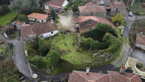 Conjunto de 3 moradias - Rio de Moinhos