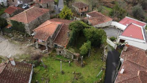 Conjunto de 3 moradias - Rio de Moinhos