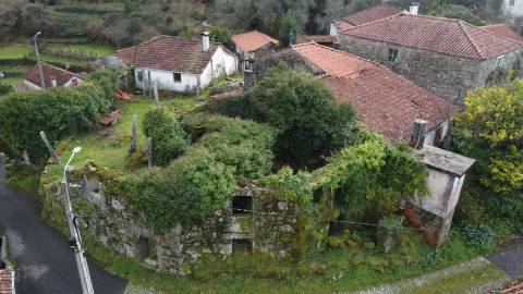 Conjunto de 3 moradias - Rio de Moinhos