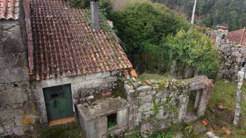 Conjunto de 3 moradias - Rio de Moinhos