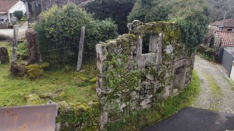 Conjunto de 3 moradias - Rio de Moinhos