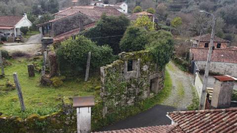 Conjunto de 3 moradias - Rio de Moinhos