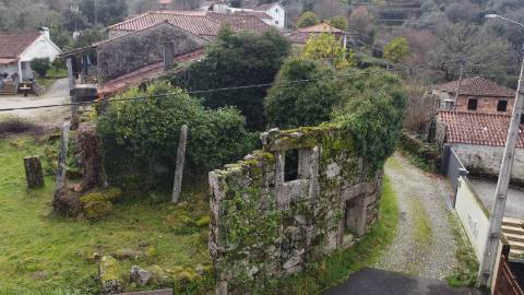 Conjunto de 3 moradias - Rio de Moinhos