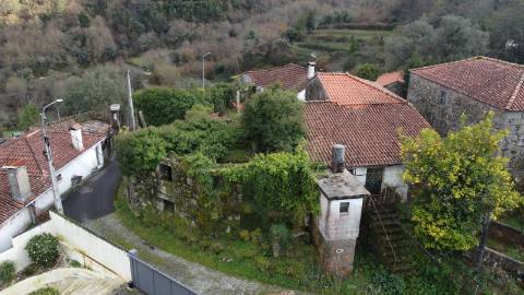 Conjunto de 3 moradias - Rio de Moinhos