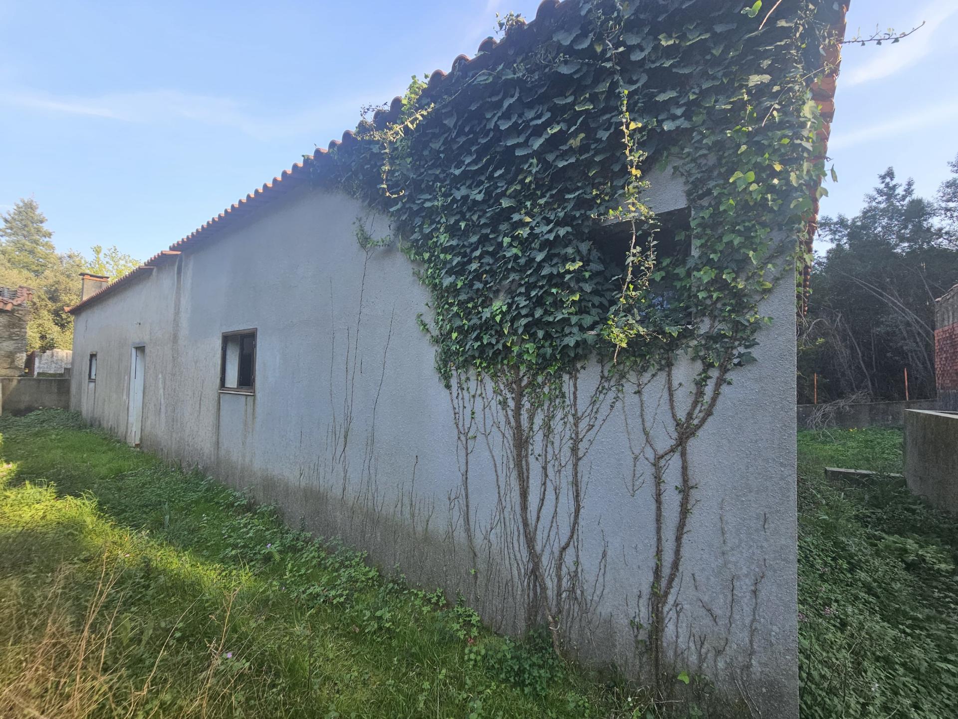 Três Moradias Por Recuperar