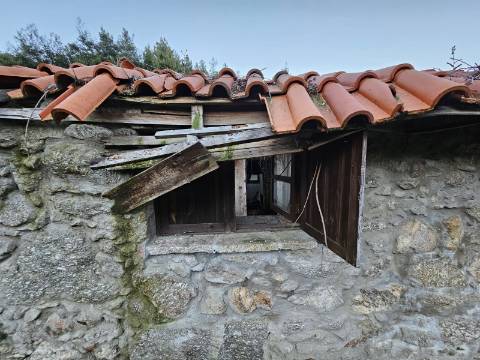 Três Moradias Por Recuperar