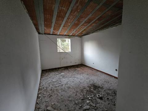 Três Moradias Por Recuperar