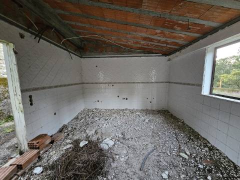 Três Moradias Por Recuperar