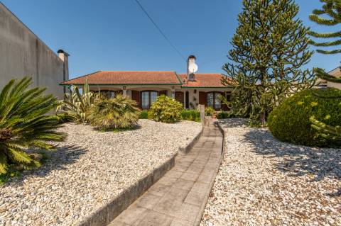 Moradia T3 com amplo terreno em Oliveirinha, Aveiro