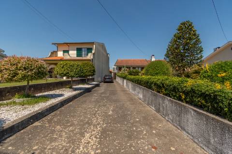 Moradia T3 com amplo terreno em Oliveirinha, Aveiro