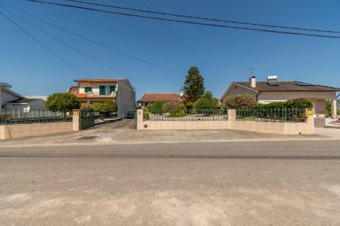 Moradia T3 com amplo terreno em Oliveirinha, Aveiro