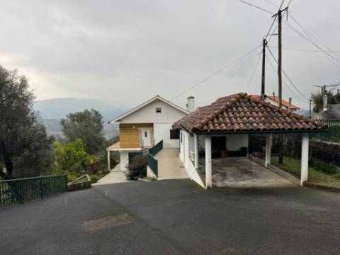 Moradia com vista panorâmica, espaço exterior generoso e enorme potencial em Távora, Arcos de Valdevez