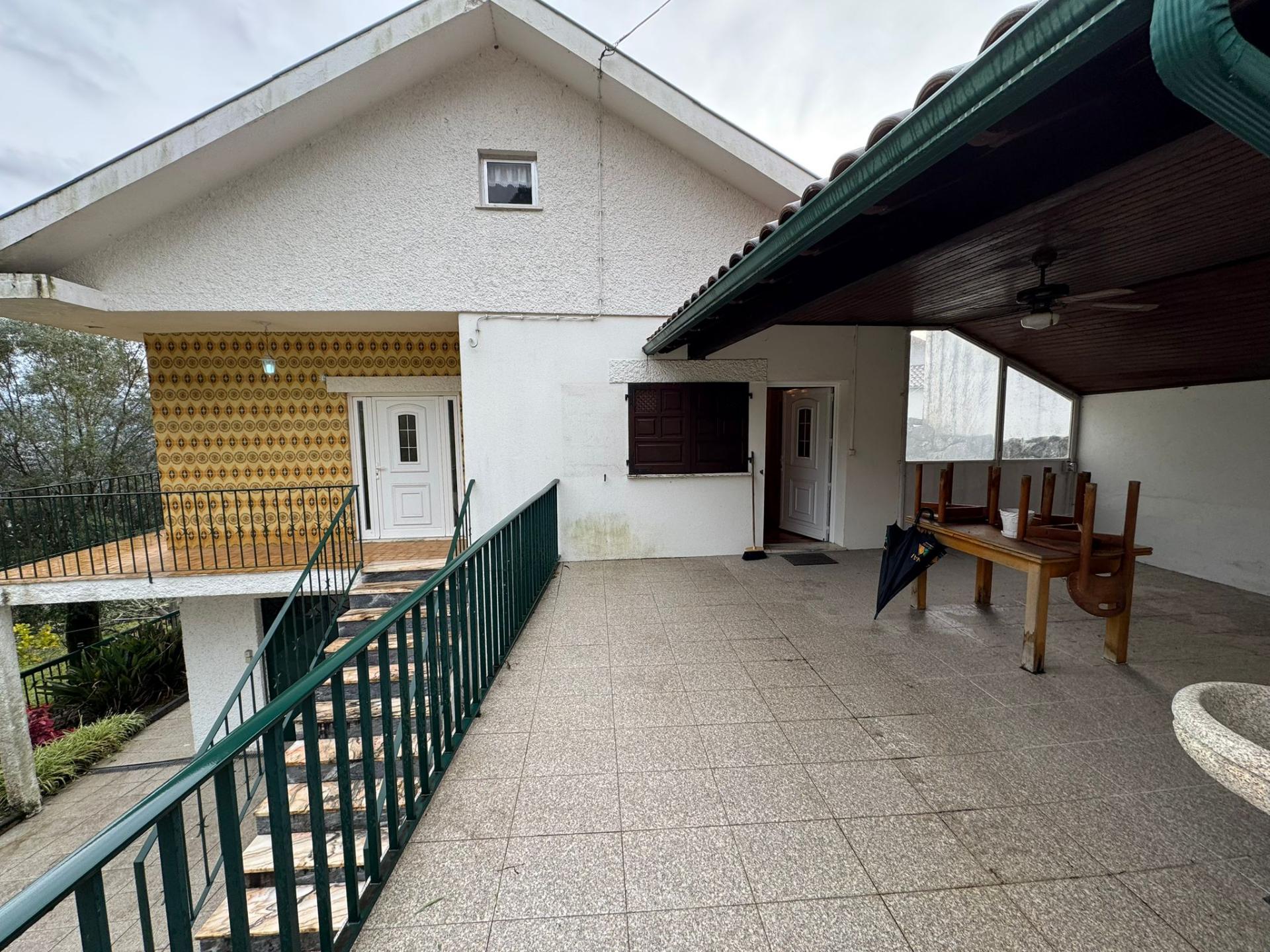 Moradia com vista panorâmica, espaço exterior generoso e enorme potencial em Távora, Arcos de Valdevez