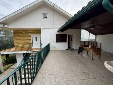Moradia com vista panorâmica, espaço exterior generoso e enorme potencial em Távora, Arcos de Valdevez