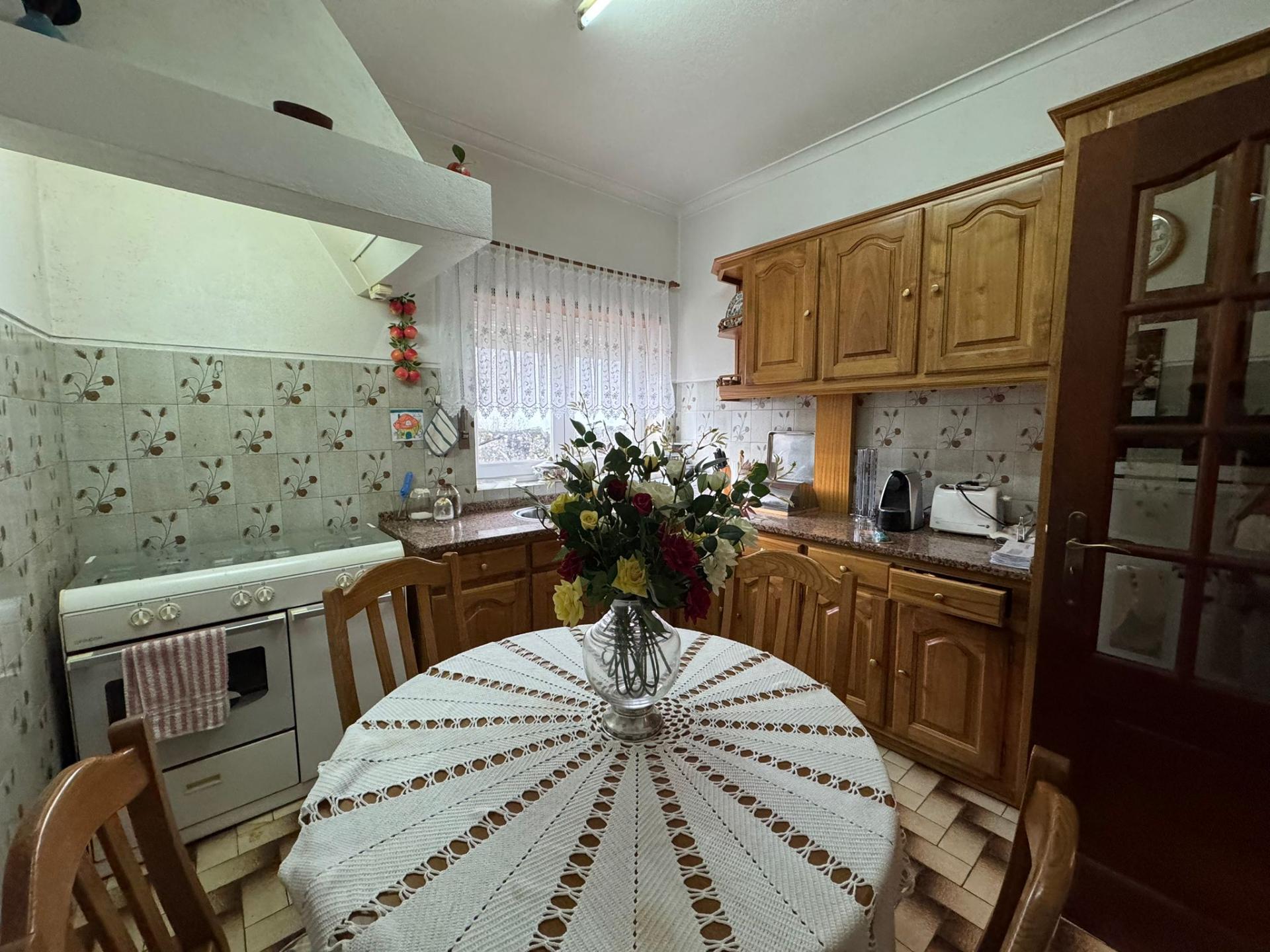 Moradia com vista panorâmica, espaço exterior generoso e enorme potencial em Távora, Arcos de Valdevez