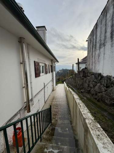 Moradia com vista panorâmica, espaço exterior generoso e enorme potencial em Távora, Arcos de Valdevez