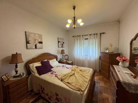 Moradia com vista panorâmica, espaço exterior generoso e enorme potencial em Távora, Arcos de Valdevez