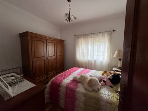 Moradia com vista panorâmica, espaço exterior generoso e enorme potencial em Távora, Arcos de Valdevez