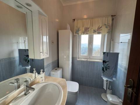 Moradia com vista panorâmica, espaço exterior generoso e enorme potencial em Távora, Arcos de Valdevez