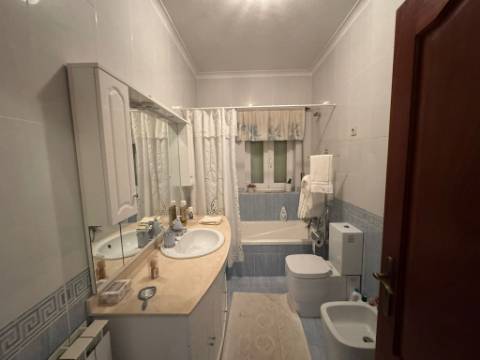 Moradia com vista panorâmica, espaço exterior generoso e enorme potencial em Távora, Arcos de Valdevez