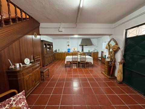 Moradia com vista panorâmica, espaço exterior generoso e enorme potencial em Távora, Arcos de Valdevez