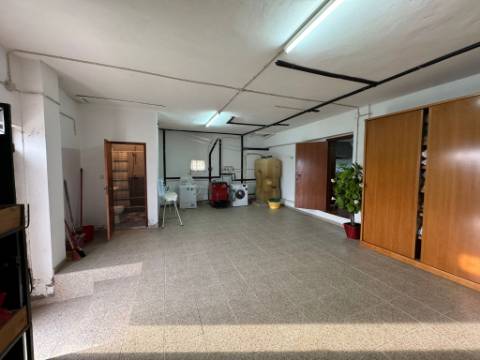 Moradia com vista panorâmica, espaço exterior generoso e enorme potencial em Távora, Arcos de Valdevez