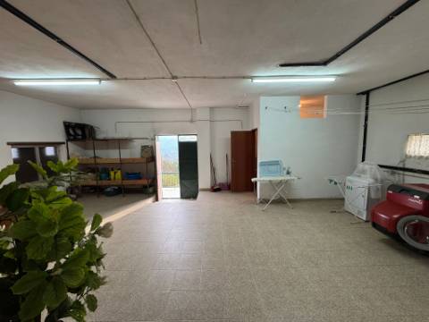 Moradia com vista panorâmica, espaço exterior generoso e enorme potencial em Távora, Arcos de Valdevez