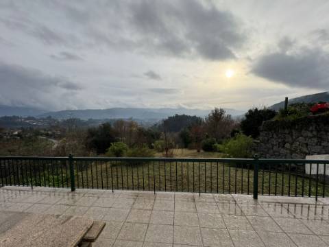 Moradia com vista panorâmica, espaço exterior generoso e enorme potencial em Távora, Arcos de Valdevez