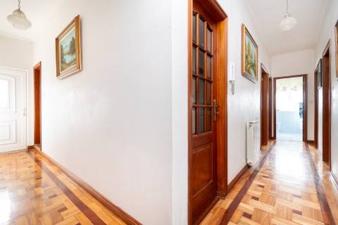 Moradia com vista panorâmica, espaço exterior generoso e enorme potencial em Távora, Arcos de Valdevez