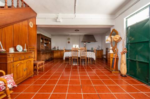 Moradia com vista panorâmica, espaço exterior generoso e enorme potencial em Távora, Arcos de Valdevez