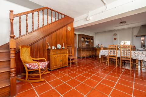 Moradia com vista panorâmica, espaço exterior generoso e enorme potencial em Távora, Arcos de Valdevez