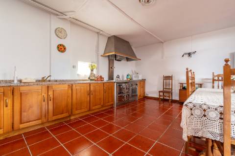 Moradia com vista panorâmica, espaço exterior generoso e enorme potencial em Távora, Arcos de Valdevez