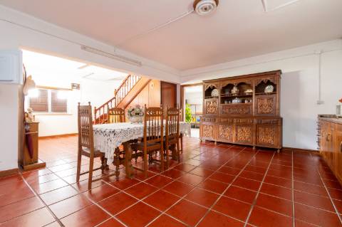 Moradia com vista panorâmica, espaço exterior generoso e enorme potencial em Távora, Arcos de Valdevez