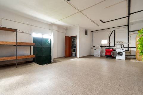 Moradia com vista panorâmica, espaço exterior generoso e enorme potencial em Távora, Arcos de Valdevez