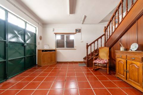 Moradia com vista panorâmica, espaço exterior generoso e enorme potencial em Távora, Arcos de Valdevez