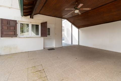 Moradia com vista panorâmica, espaço exterior generoso e enorme potencial em Távora, Arcos de Valdevez