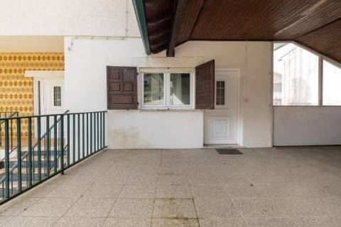 Moradia com vista panorâmica, espaço exterior generoso e enorme potencial em Távora, Arcos de Valdevez