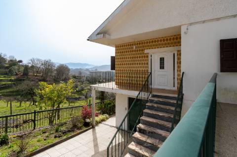 Moradia com vista panorâmica, espaço exterior generoso e enorme potencial em Távora, Arcos de Valdevez