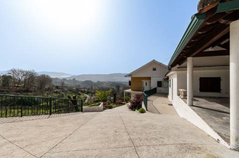 Moradia com vista panorâmica, espaço exterior generoso e enorme potencial em Távora, Arcos de Valdevez