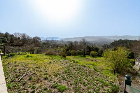 Moradia com vista panorâmica, espaço exterior generoso e enorme potencial em Távora, Arcos de Valdevez