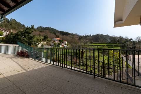 Moradia com vista panorâmica, espaço exterior generoso e enorme potencial em Távora, Arcos de Valdevez